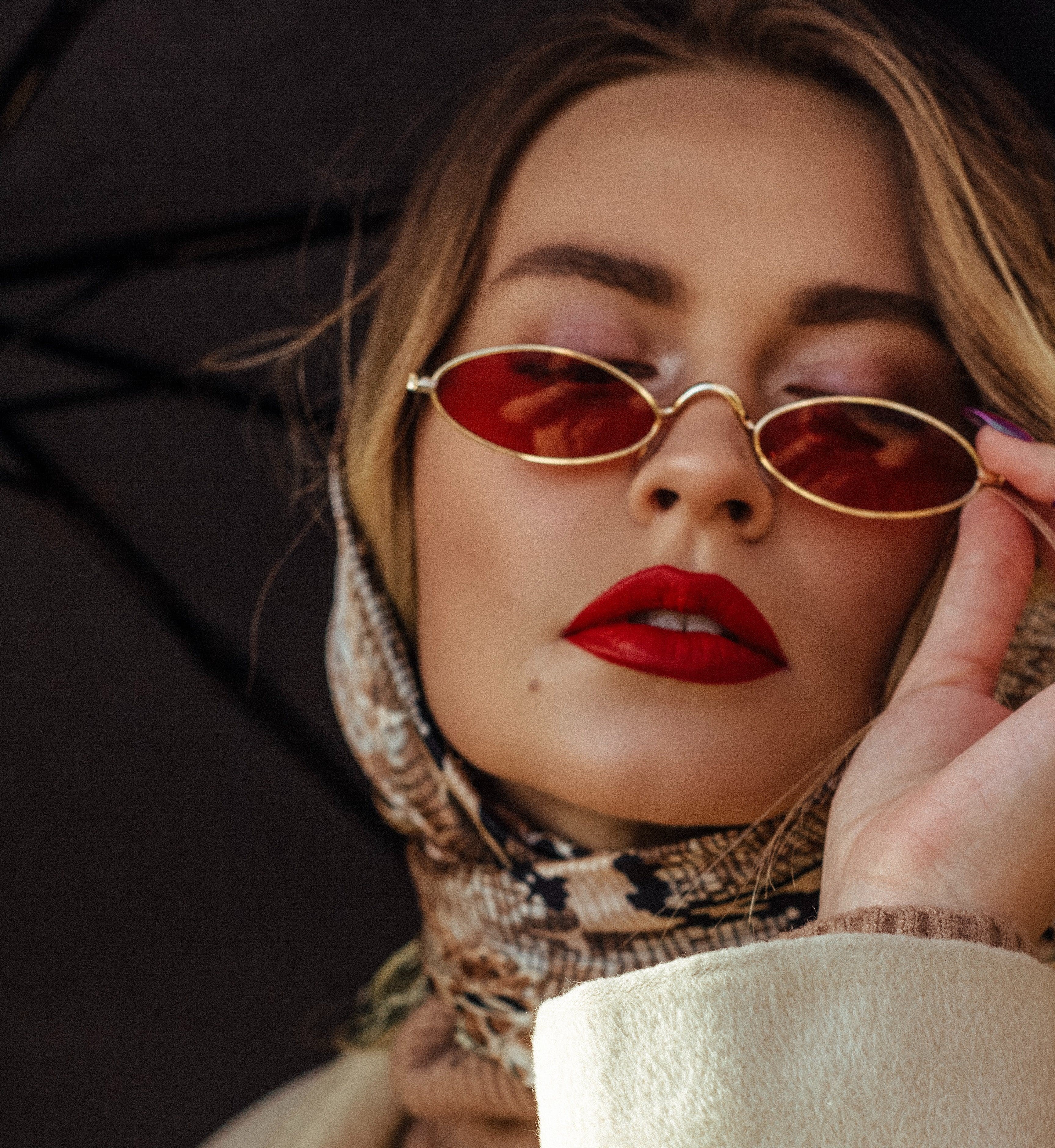 Die reiche und bunte Geschichte des Kopftuchs: Ein Modeaccessoire im Wandel der Zeiten