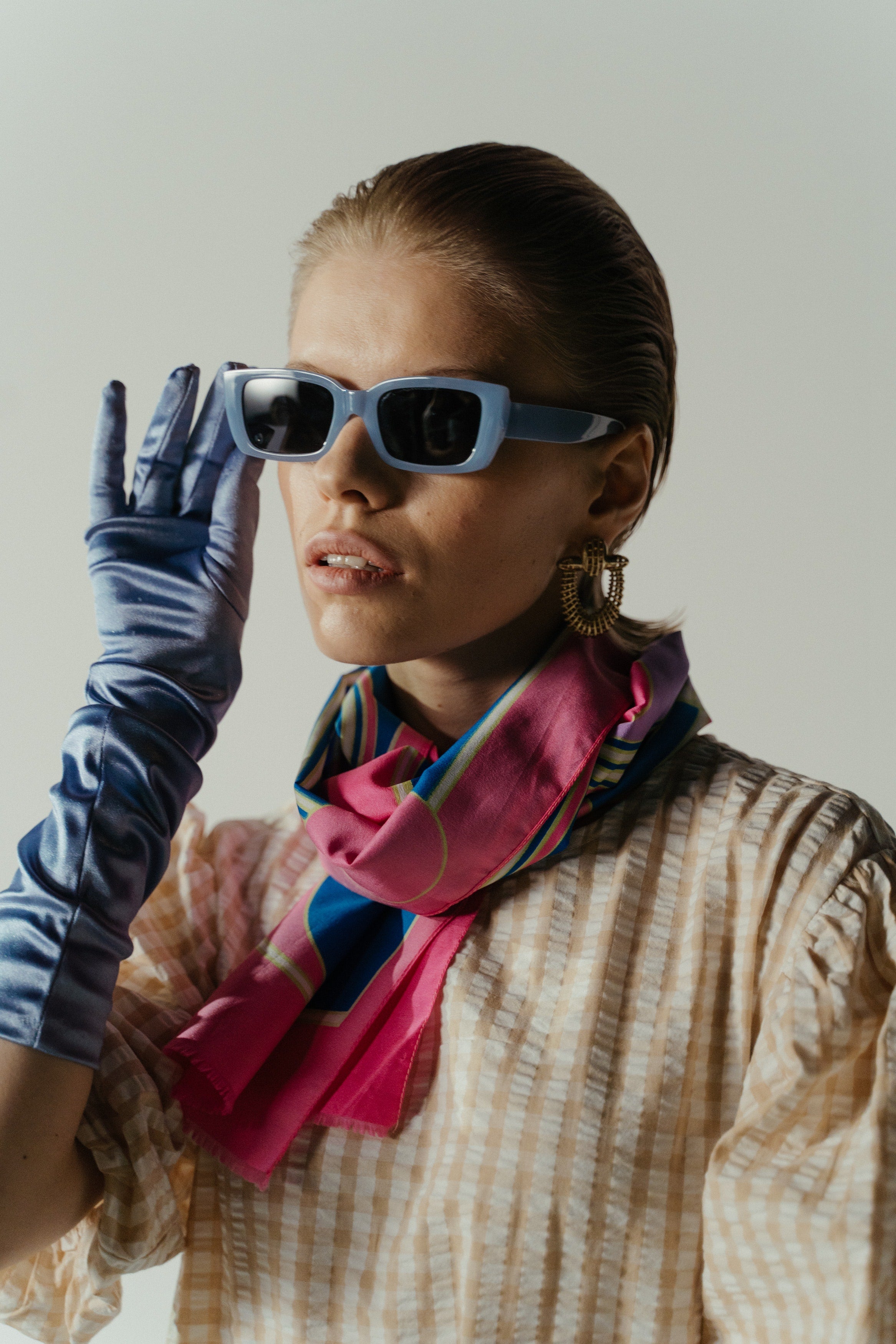 Tücher La Parisienne : Das vielseitige Accessoire, um Ihren Sommerstil zu veredeln