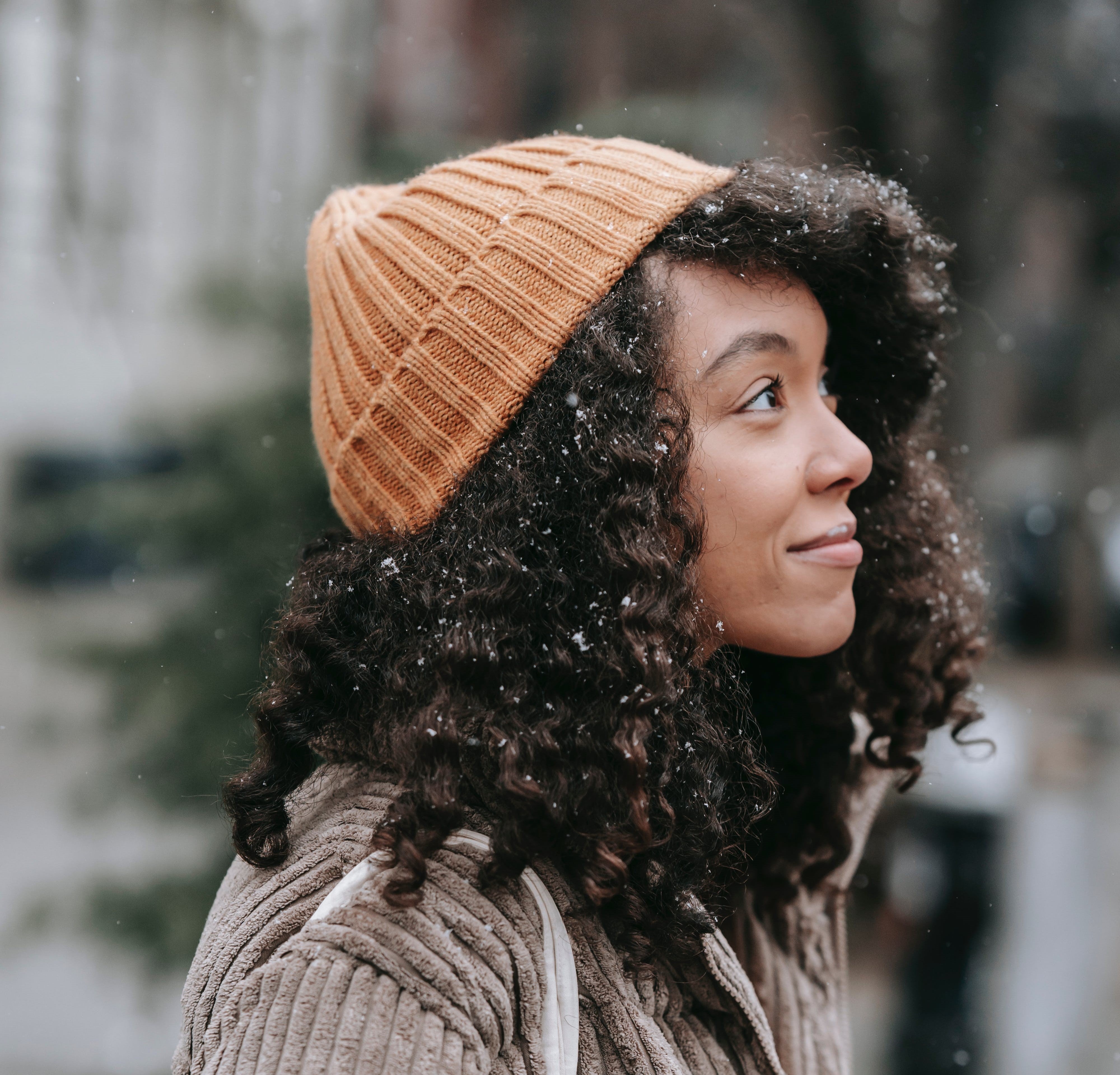 Damenmode-Accessoires in Paris im Winter: Schals und Baskenmützen im Herzen der Eleganz