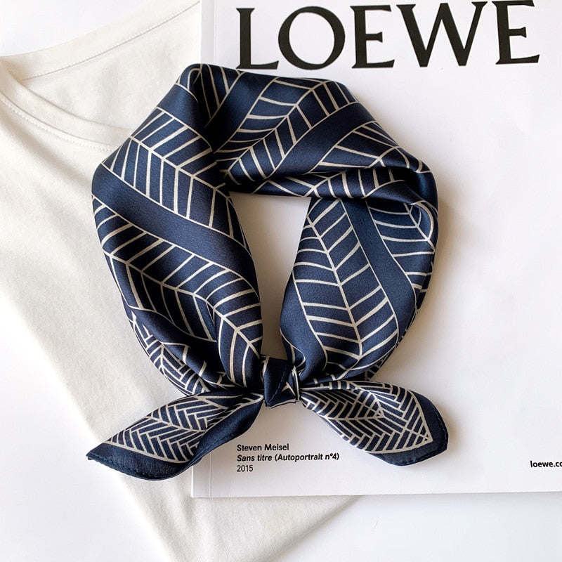Women's 100% Silk Square Scarf mit Indianermotiv | La Parisienne