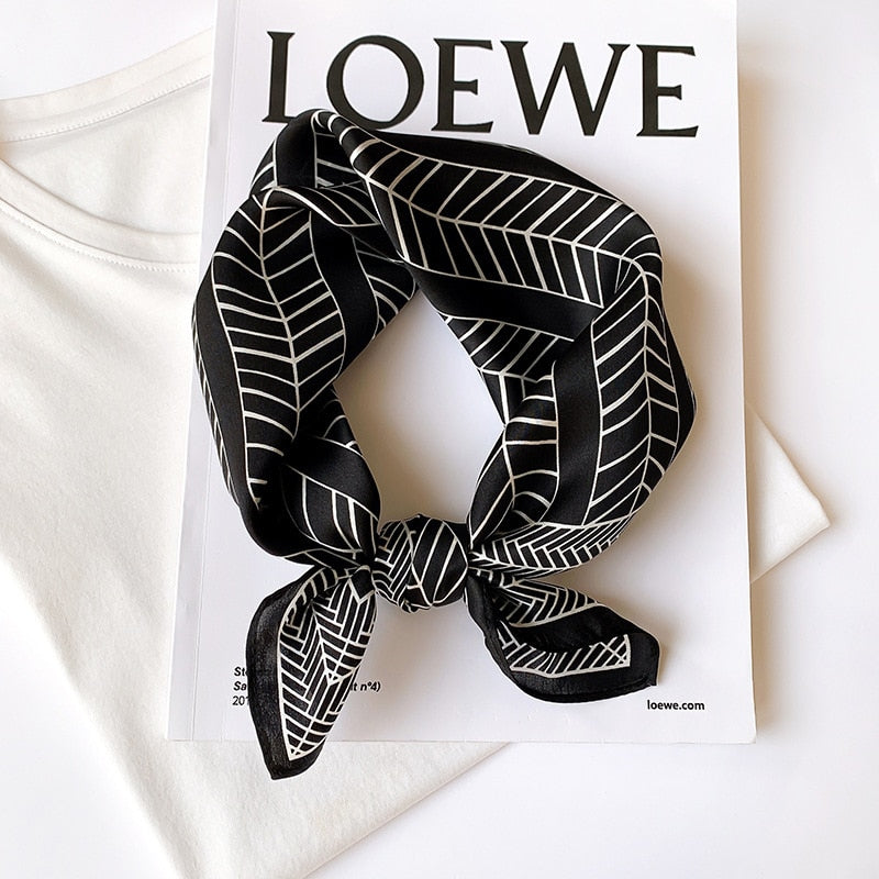 Women's 100% Silk Square Scarf mit Indianermotiv | La Parisienne