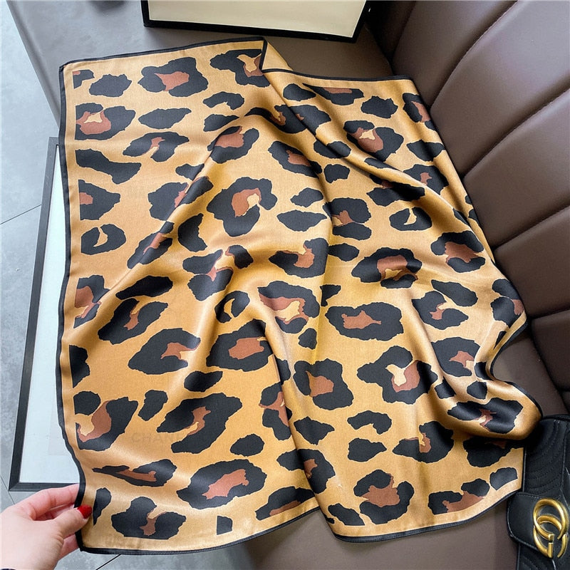 Sciarpa quadrata da donna in seta 100% con stampa leopardata | La Parisienne