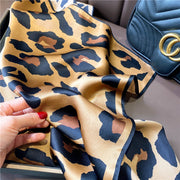 Sciarpa quadrata da donna in seta 100% con stampa leopardata | La Parisienne
