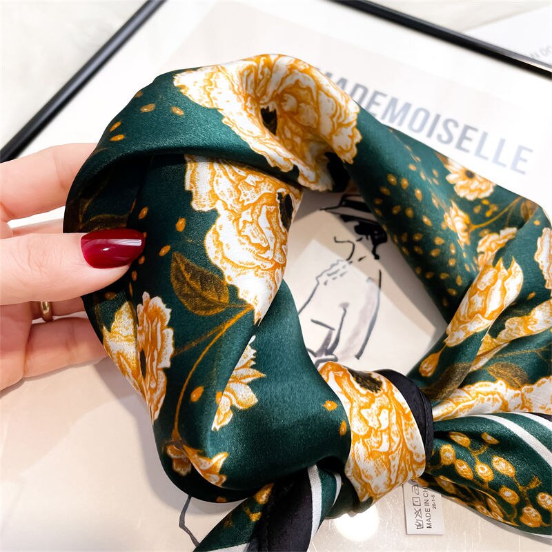 Sciarpa quadrata in seta 100% con decorazione floreale bianca per donna | La Parisienne