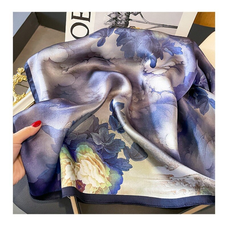 Women's 100% Silk Square Scarf mit Purple Flower Decoration | La Parisienne