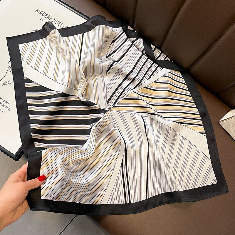 Chic and Modern 100% Silk Square für Frauen | La Parisienne
