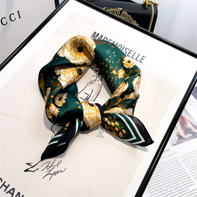 Sciarpa quadrata in seta 100% con decorazione floreale bianca per donna | La Parisienne