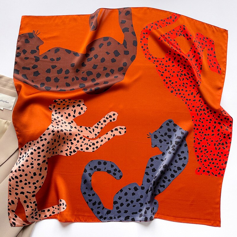 100% Silk Square mit Felinenmuster für Frauen | The Parisian