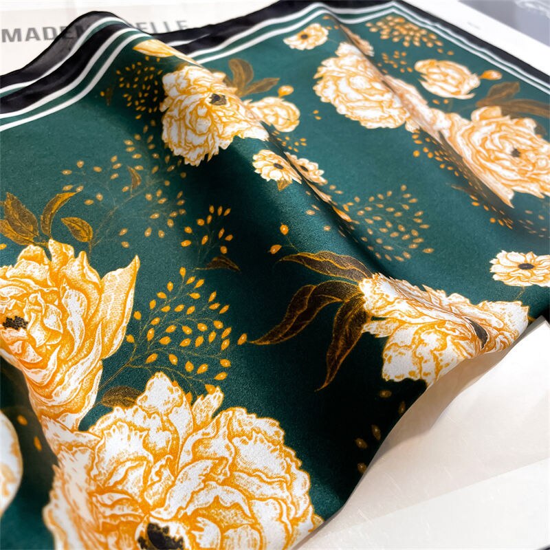 Sciarpa quadrata in seta 100% con decorazione floreale bianca per donna | La Parisienne