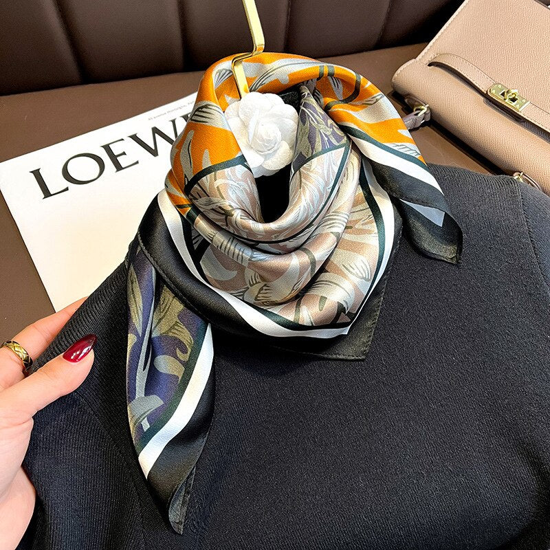 Women's 100% Silk Square Scarf mit Refined Flower | La Parisienne