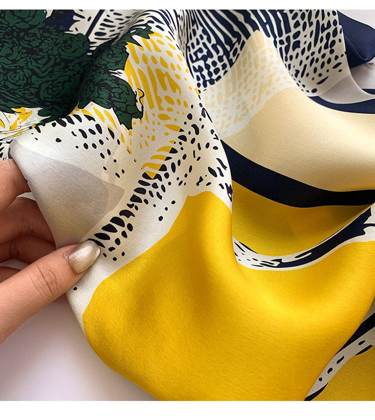 100% Silk Square mit Pferdemuster für Frauen | La Parisienne