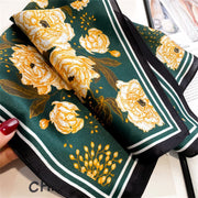 100% Silk Square Scarf mit White Flower Decoration für Frauen | La Parisienne
