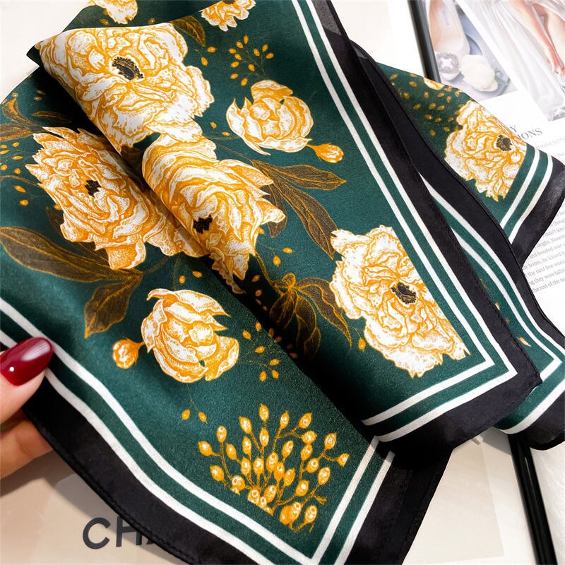 100% Silk Square Scarf mit White Flower Decoration für Frauen | La Parisienne