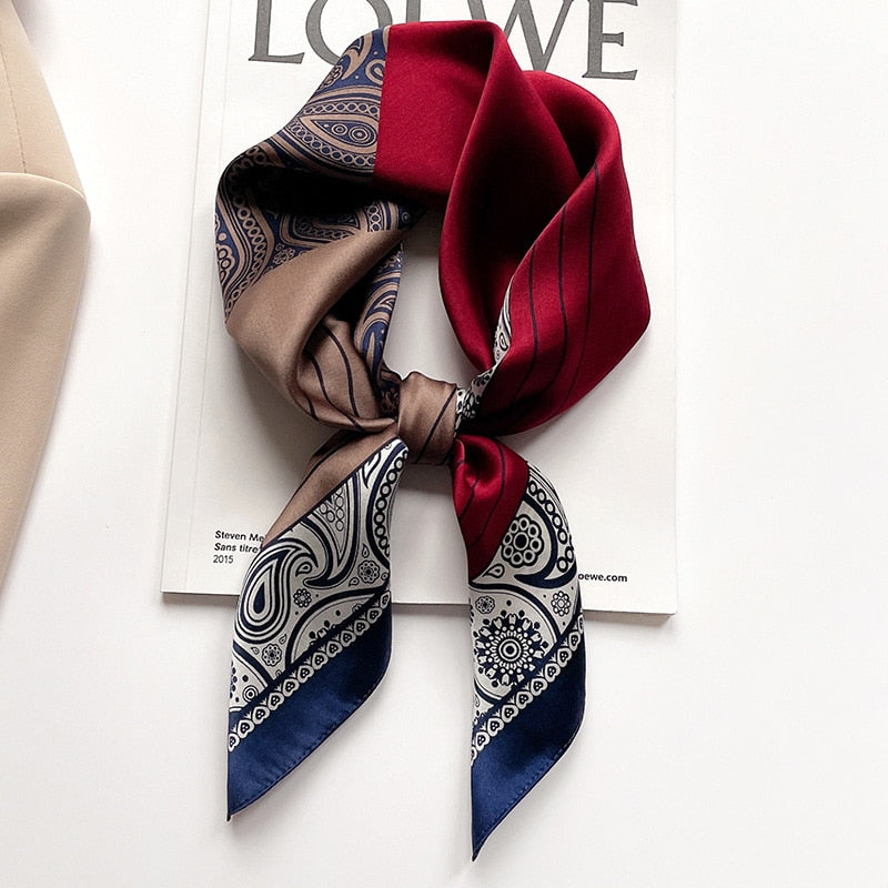 Sophisticated 100% Silk Square für Frauen | The Parisian