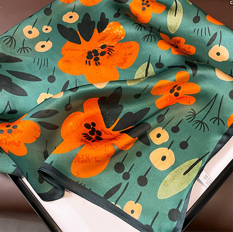 100% Silk Artistic Flower Square für Frauen | La Parisienne