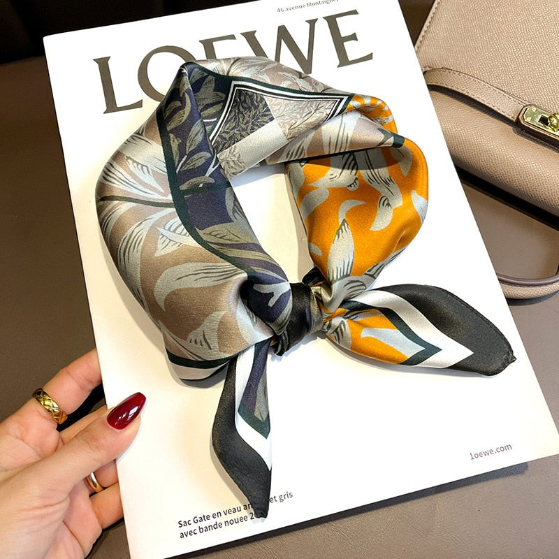 Women's 100% Silk Square Scarf mit Refined Flower | La Parisienne