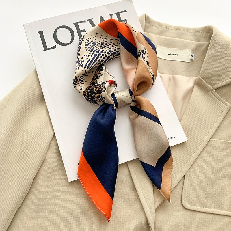 100% Silk Square mit Pferdemuster für Frauen | La Parisienne