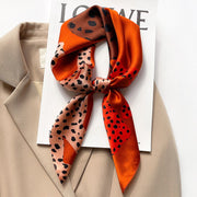 100% Silk Square mit Felinenmuster für Frauen | The Parisian