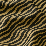 Carré aus 100% Seide Dekoration Zebra Frau | La Parisienne