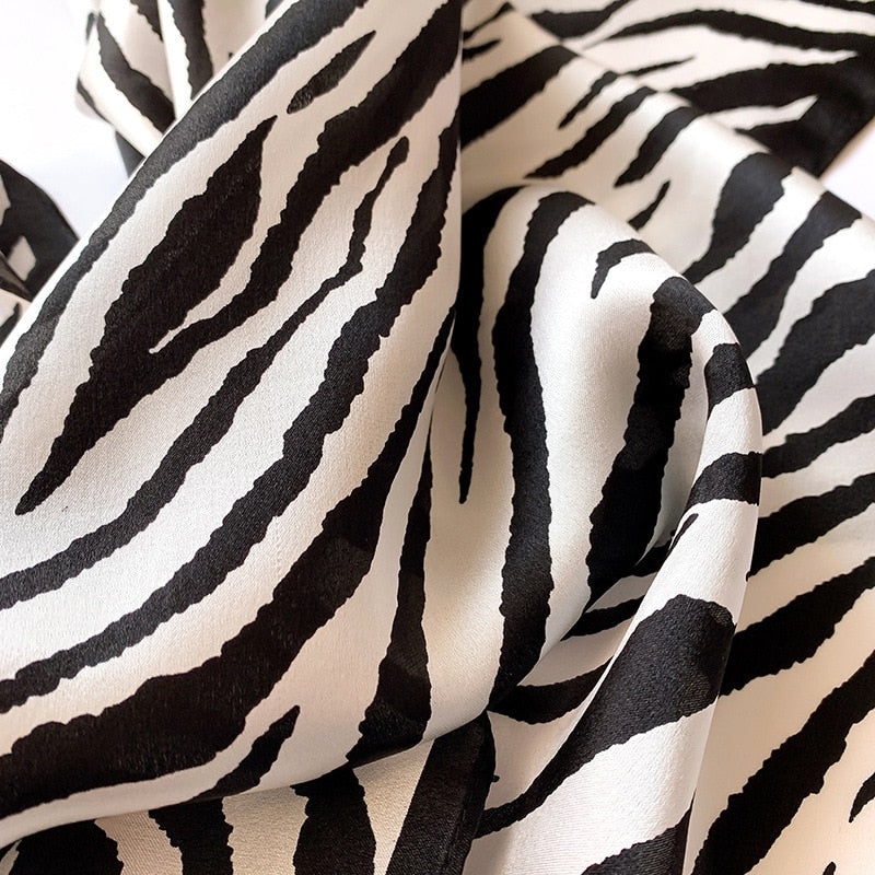 100% Silk Square mit Zebra Dekoration für Frauen | The Parisian 