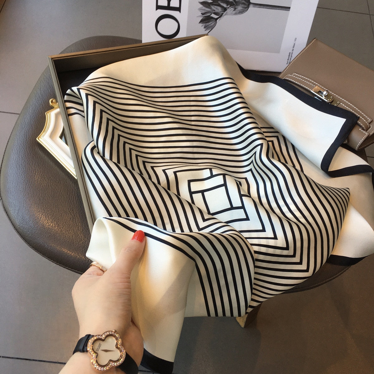 Carré aus 100% Seide Modern Frau | La Parisienne