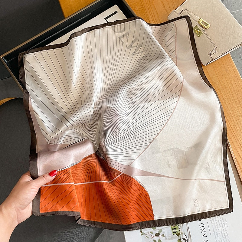 Carré aus 100% Seide Orange Moderne Frau | La Parisienne