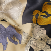 Sciarpa quadrata in seta con fiori blu | La Parigina 